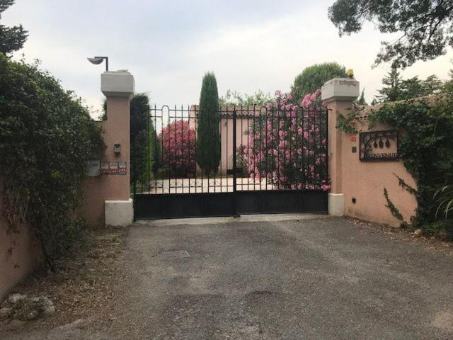 B&B Les Muscades Saint-Étienne-du-Grès Zewnętrze zdjęcie