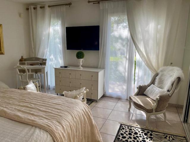 B&B Les Muscades Saint-Étienne-du-Grès Zewnętrze zdjęcie