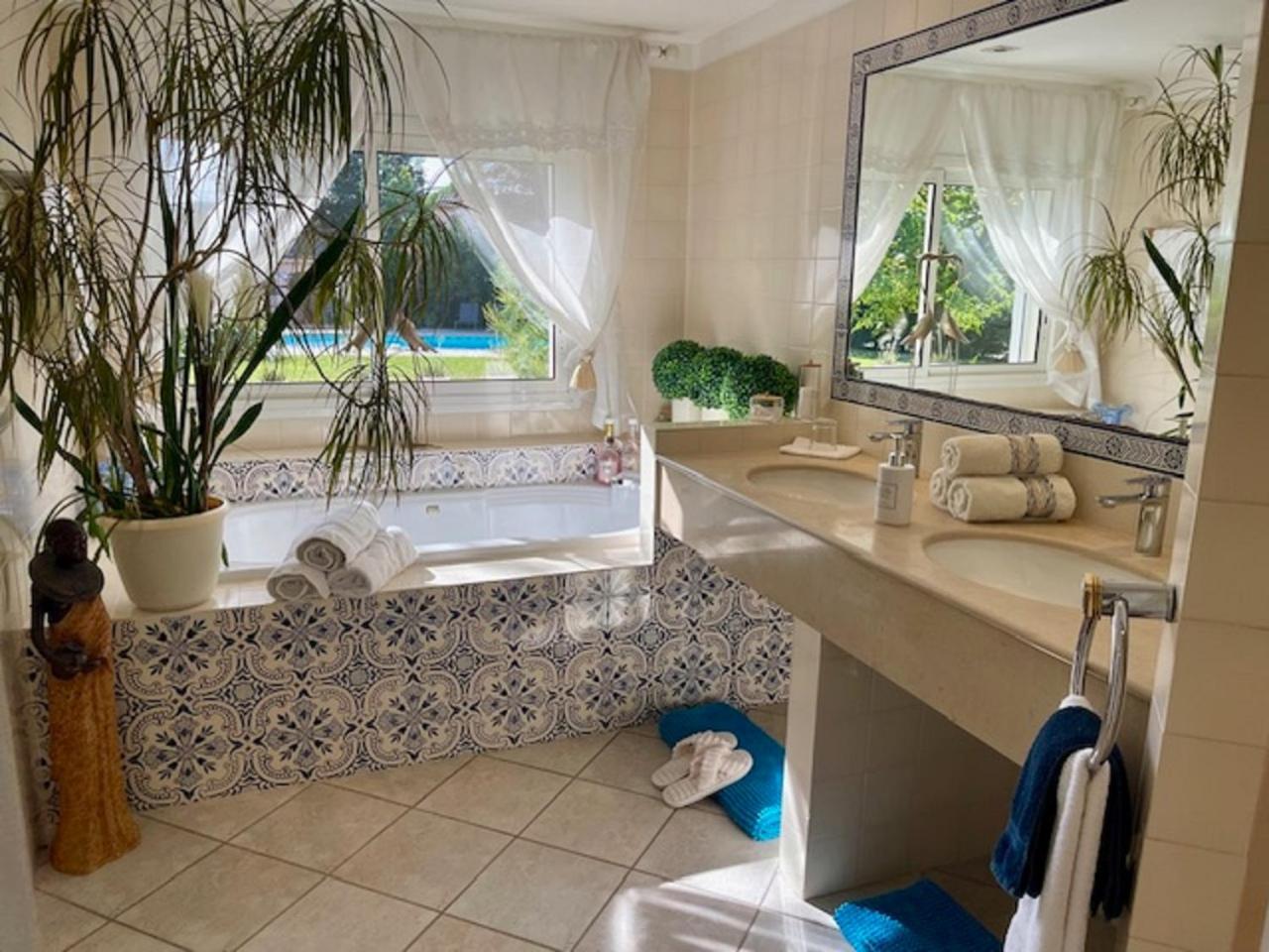 B&B Les Muscades Saint-Étienne-du-Grès Zewnętrze zdjęcie