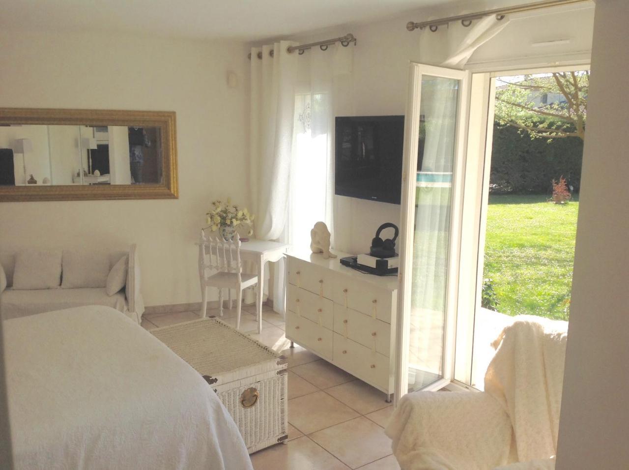 B&B Les Muscades Saint-Étienne-du-Grès Zewnętrze zdjęcie