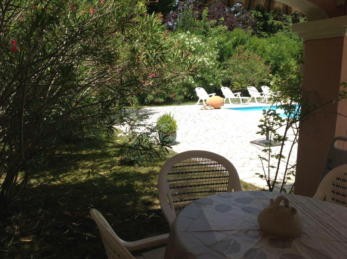 B&B Les Muscades Saint-Étienne-du-Grès Zewnętrze zdjęcie