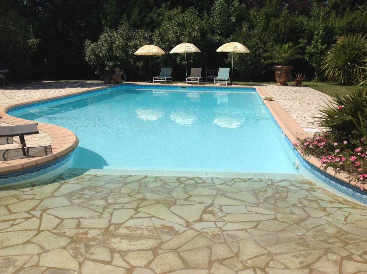 B&B Les Muscades Saint-Étienne-du-Grès Zewnętrze zdjęcie