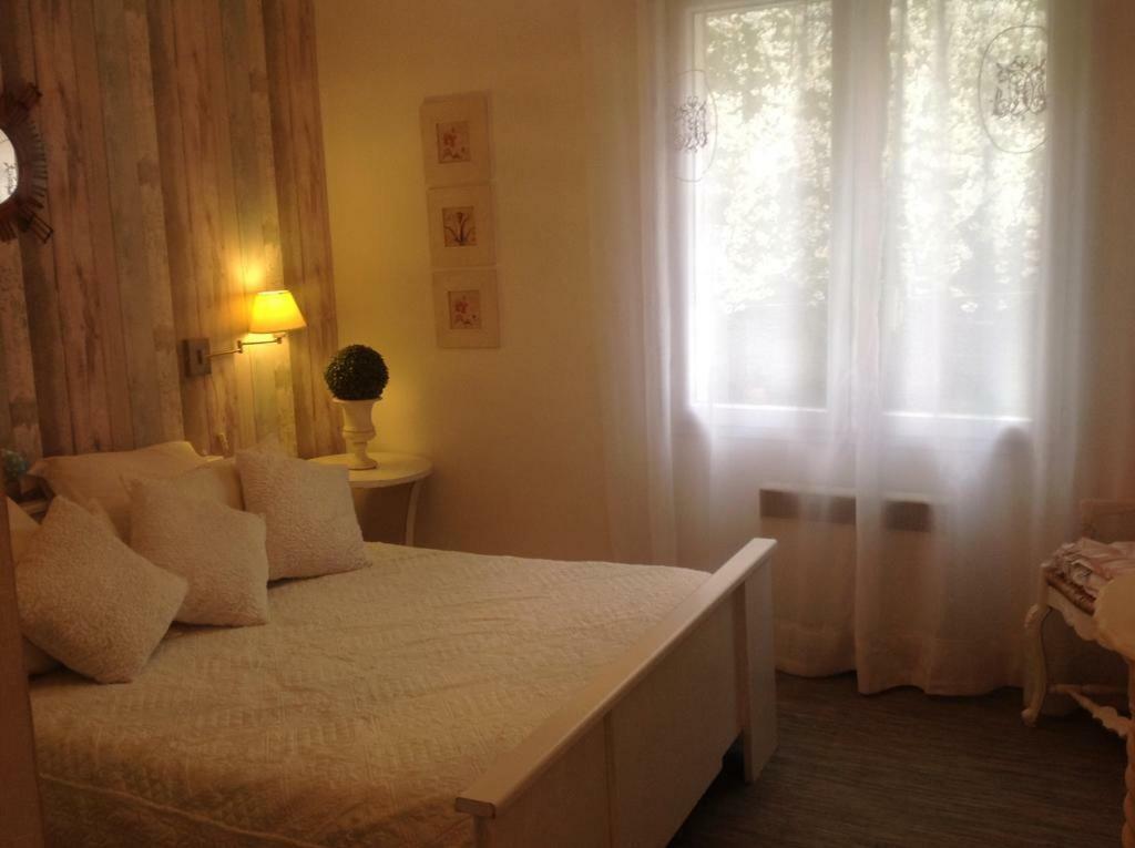 B&B Les Muscades Saint-Étienne-du-Grès Zewnętrze zdjęcie